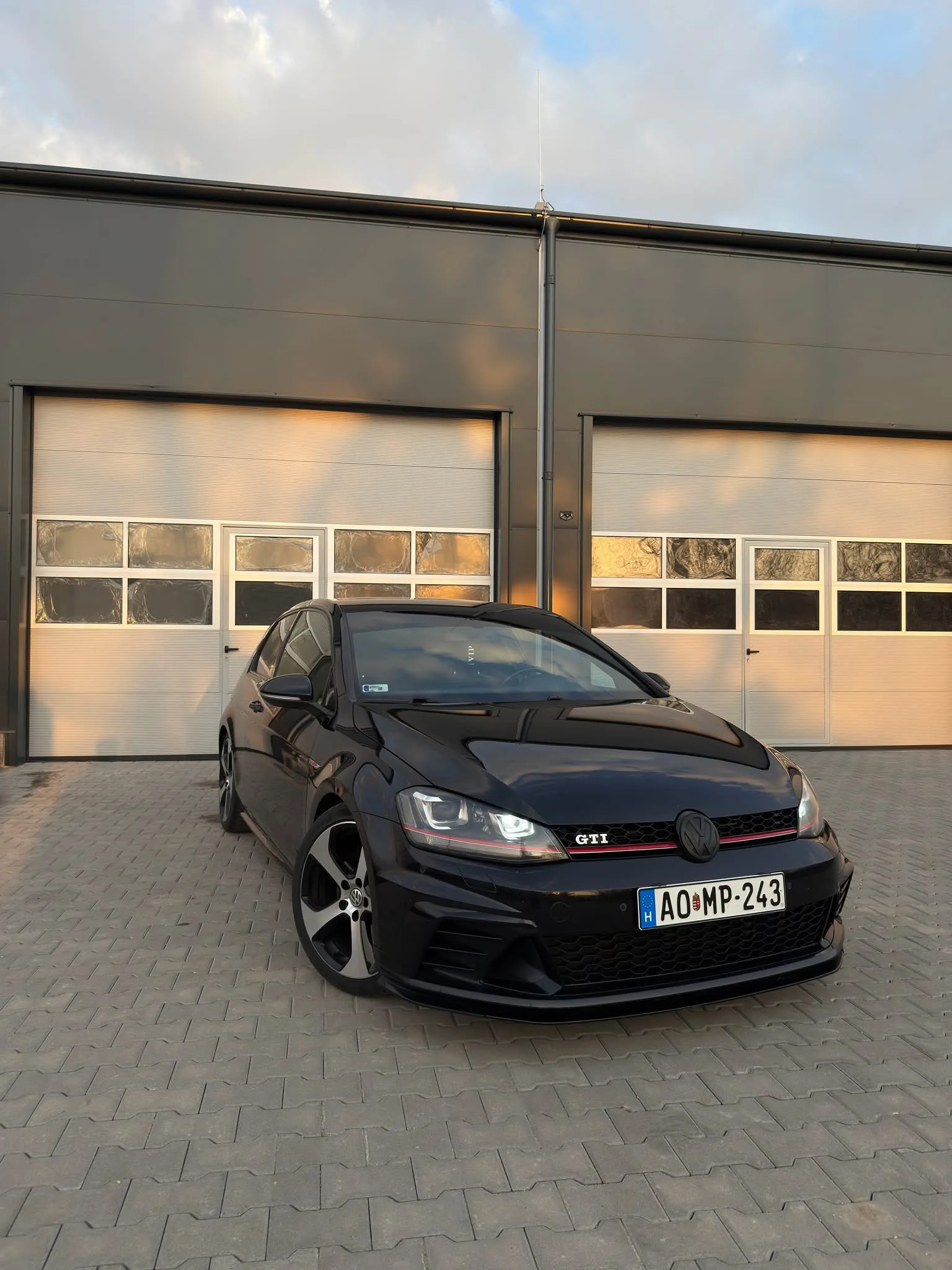 Volkswagen Golf GTI 2.0 TSI 220LE MANUAL6